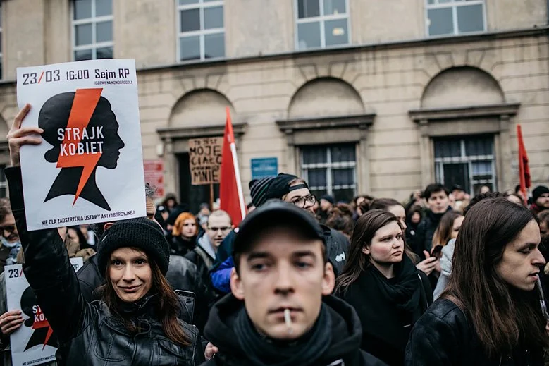 Zwolenników prawa do przerywania ciąży do 12. tygodnia ciąży niezależnie od okoliczności jest w Polsce 53 proc.