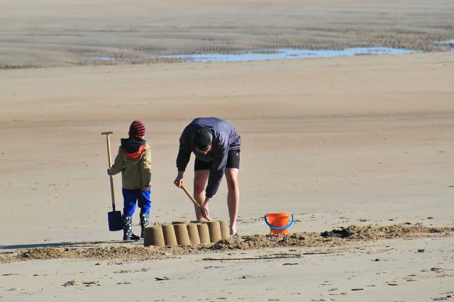 Fot. Pixabay / [url=https://pixabay.com/en/father-son-man-child-boy-beach-413480/]cocoparisienne[/url] / [url=https://pixabay.com/en/service/terms/#usage]CC0 Public Domain[/url]