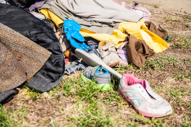 Ubrania często nie mieszą się już do kontenerów lub po prostu lądują na ziemi. Firmy zajmujące się recyklingiem tekstyliów, nawet na takich rzeczach potrafią zarobić duże pieniądze.