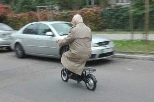 93-latek nie może się bez hulajnogi z siodełkiem poruszać. Bądźcie czujni!