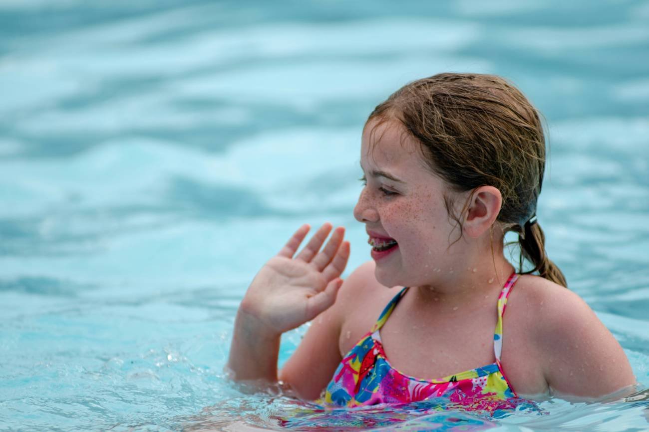 Afera o kostium kąpielowy 8-latki. Zamiast mówić o seksualizacji, posłuchaj tej mamy