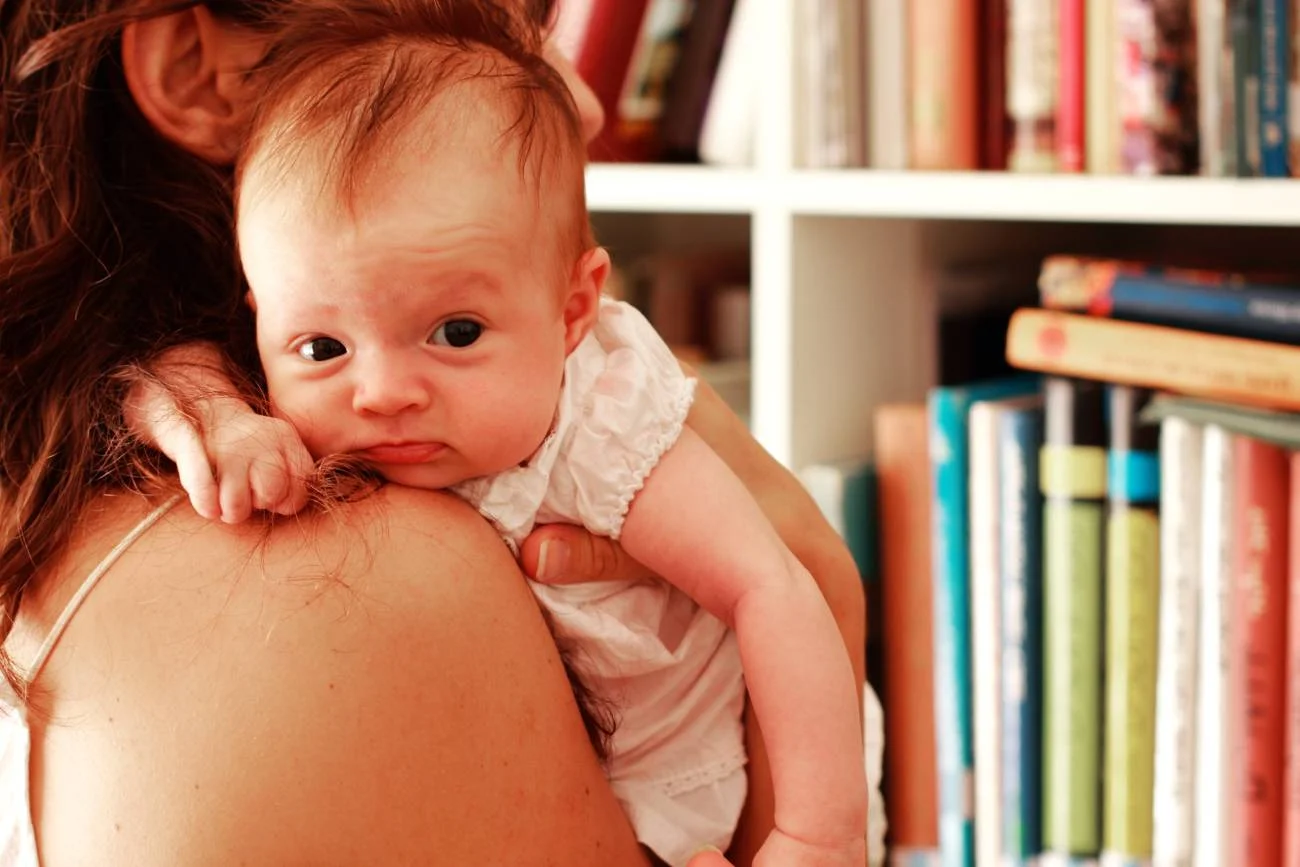 Mama z niemowlakiem w bibliotece. Mama z niemowlakiem w bibliotece.