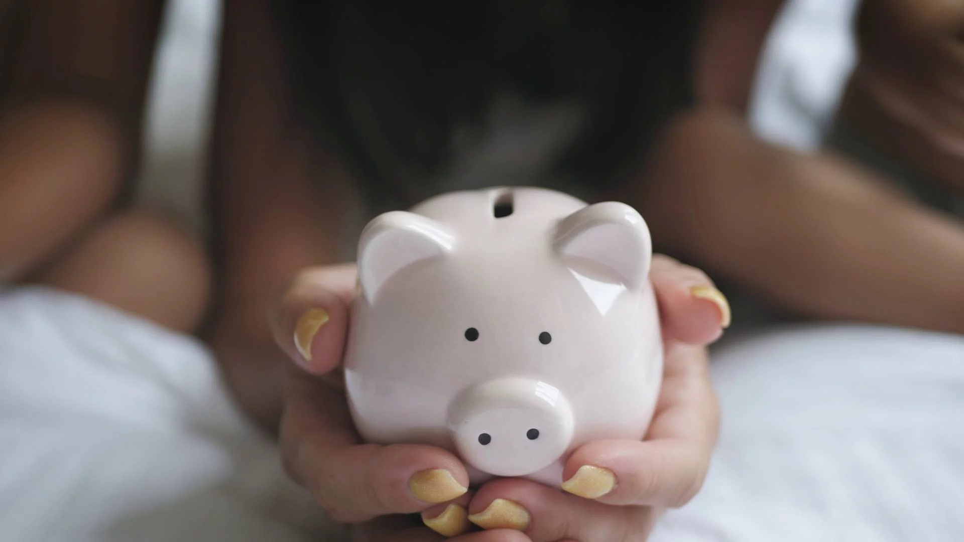 świnka skarbonka w dłoniach matki świnka skarbonka w dłoniach matki