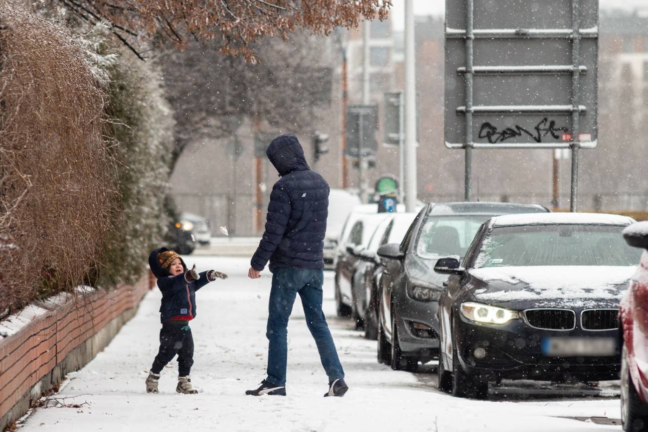 Tata z dzieckiem idą do przedszkola. Tata z dzieckiem idą do przedszkola.