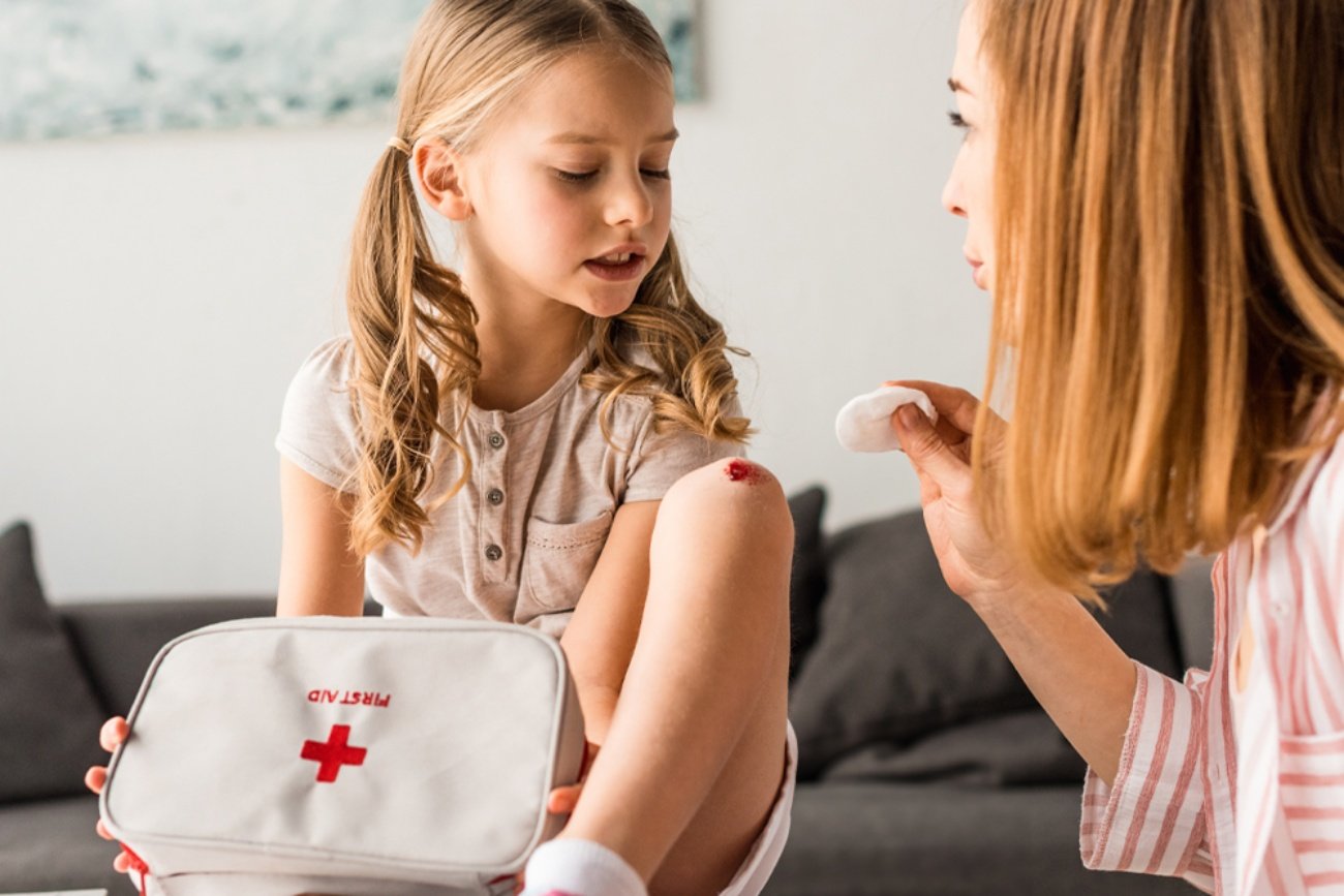 Apteczka na wyjazd z dzieckiem: co spakować, by zapewnić bezpieczeństwo na wakacjach?