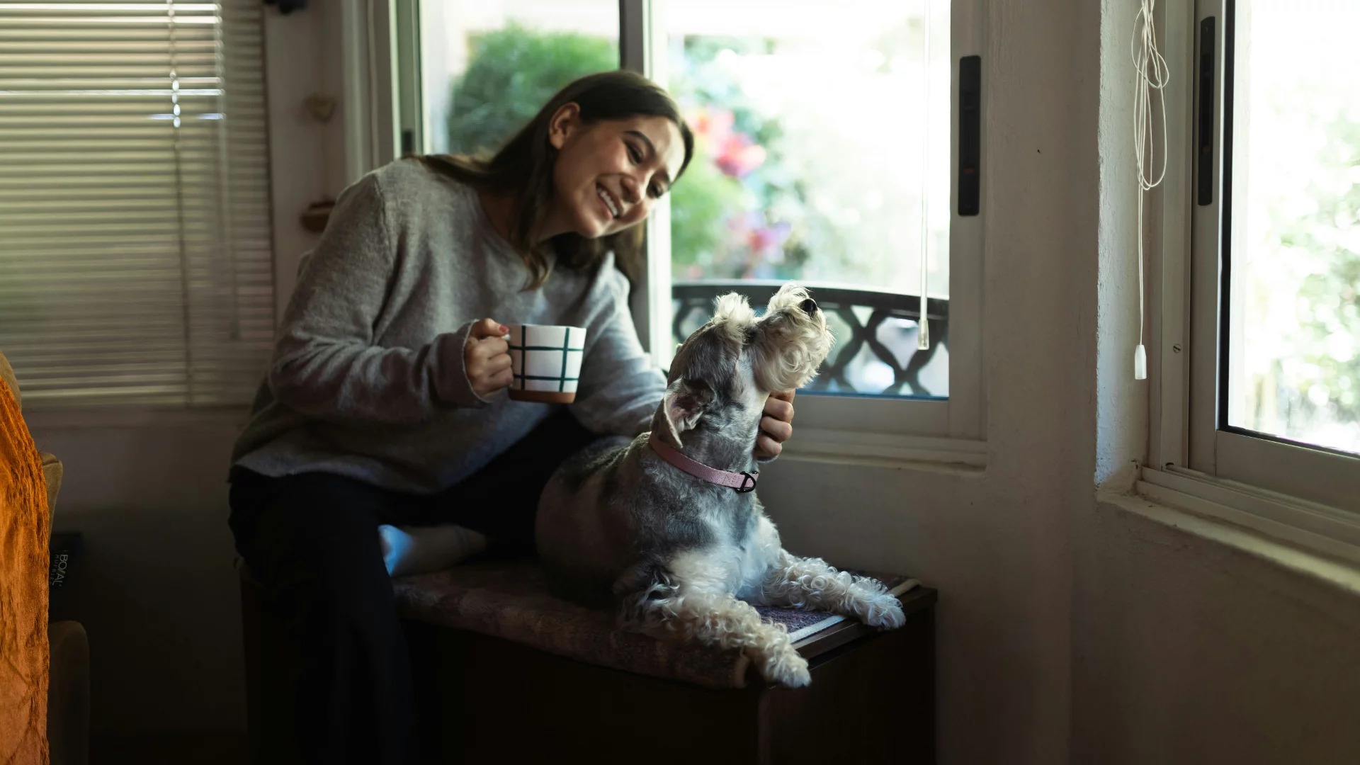 Lepiej napić się kawy w domu, czy wybrać się po nią na miasto? Porównamy zalety obu tych rozwiązań, szczególną uwagę zwracając na powtarzalną jakość, która nie ma sobie równych w przypadku domowej kawy.