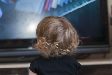 Im więcej czasu dziecko spędza przed telewizorem, tym większe problemy ze skupieniem uwagi