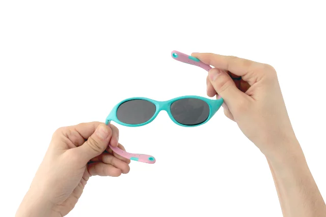 Odporne na zgniatanie i wyginanie oprawki okularów Real Kids Shades wykonano z materiału wolnego od toksycznych substancji.