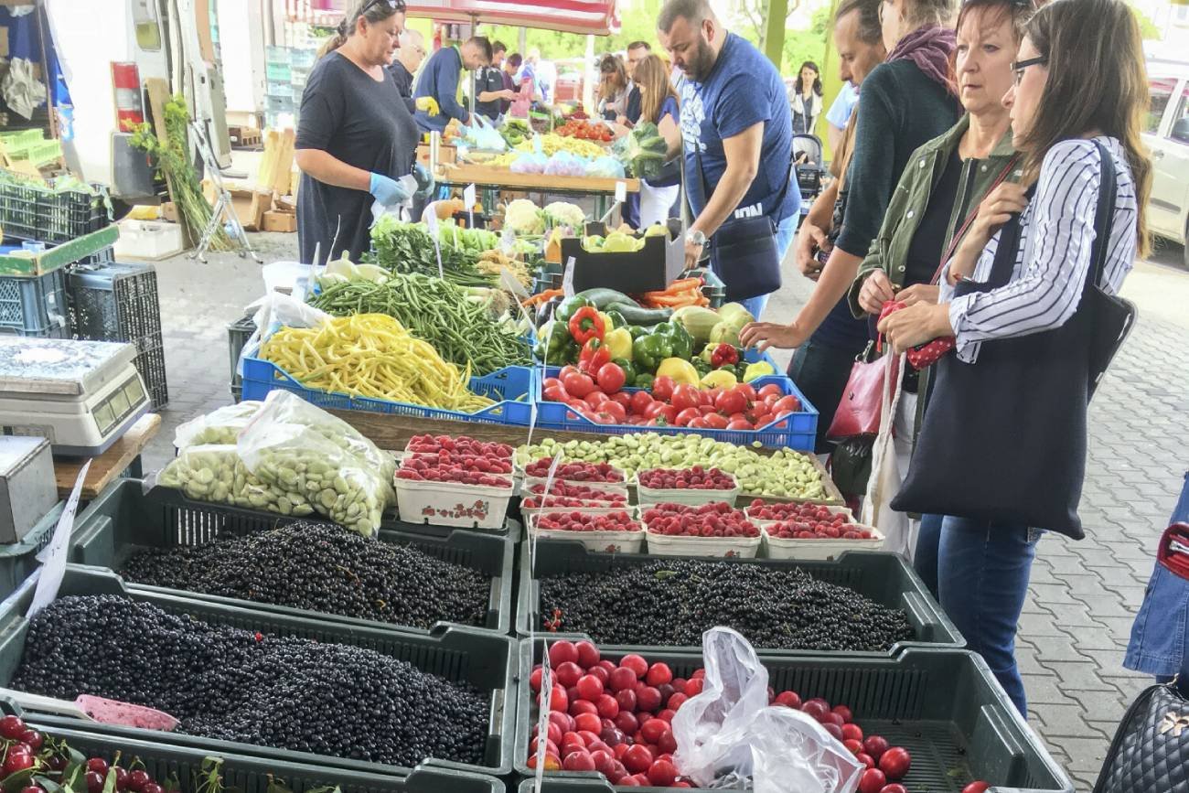 sezonowe owoce, maliny dla dziecka, spleśniałe maliny, owoce z targu, pleśń na owocach