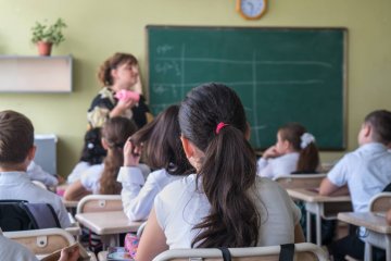 nauczycielka i uczniowie w czasie lekcji