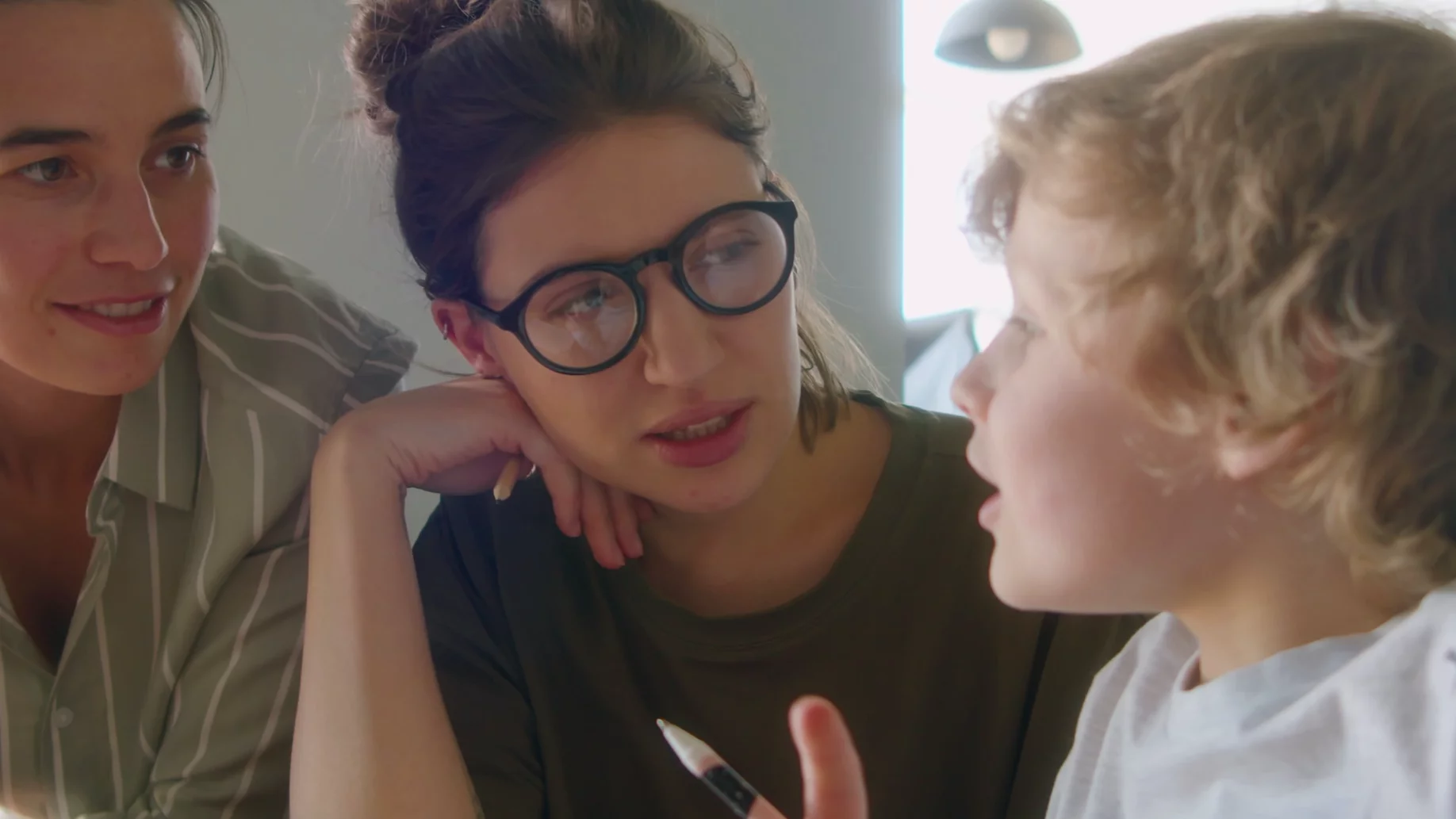 Dziwne pytania dzieci mają drugie dno. "Mamo, mogę wrócić do brzucha?"