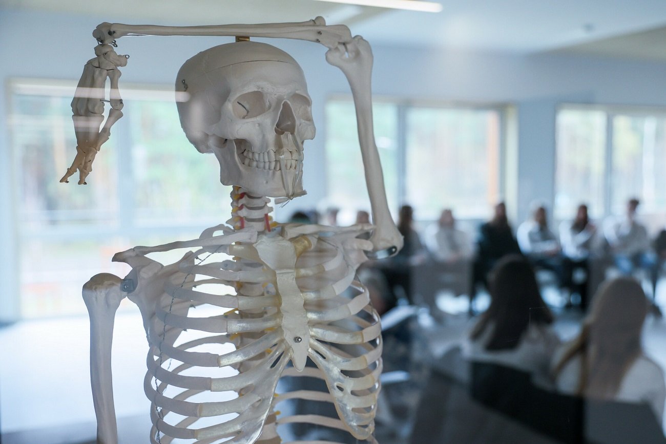 Dziewczynka wróciła cała we łzach. "Pani od biologii upokorzyła ją przy całej klasie"