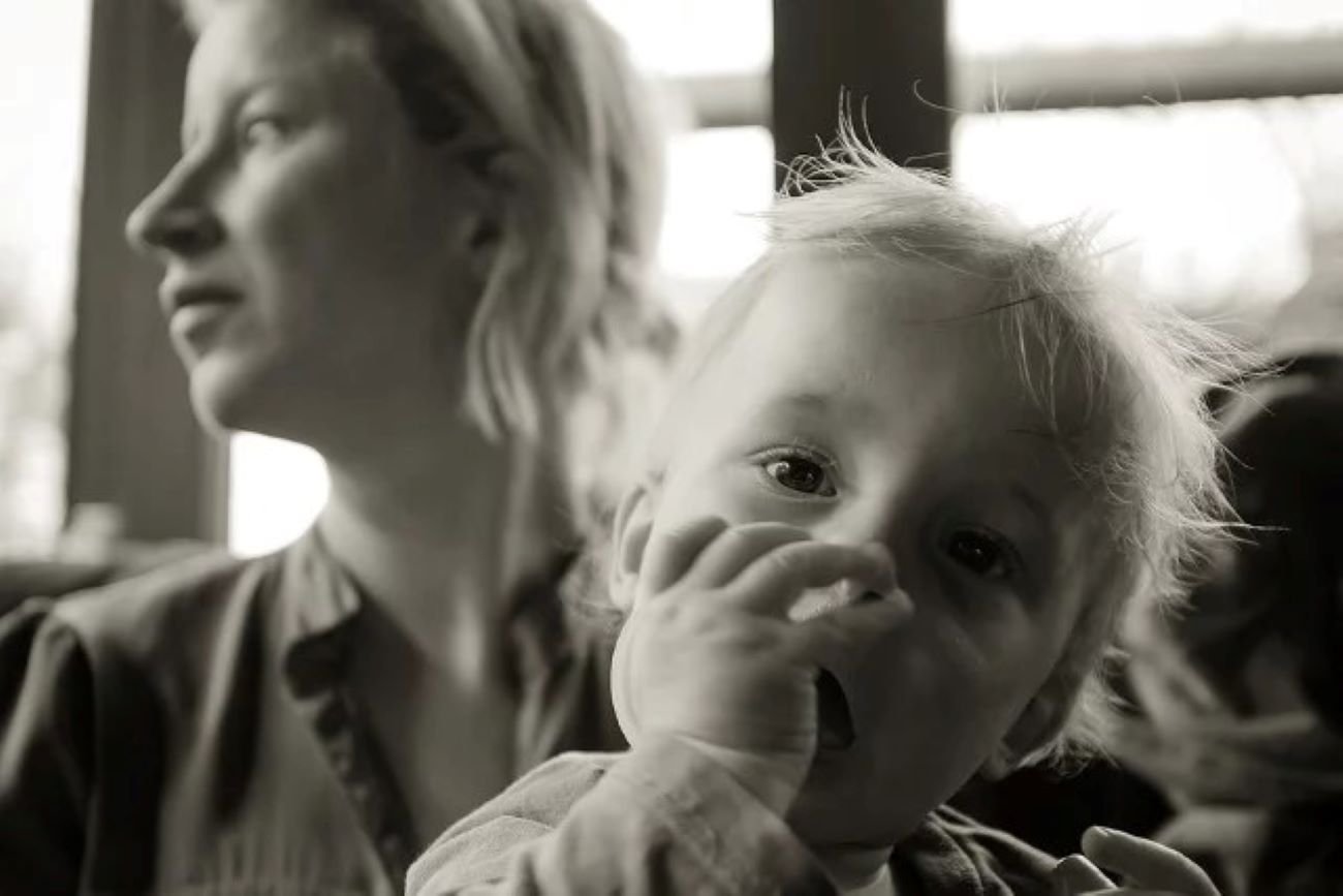 siedzenie z dzieckiem w domu