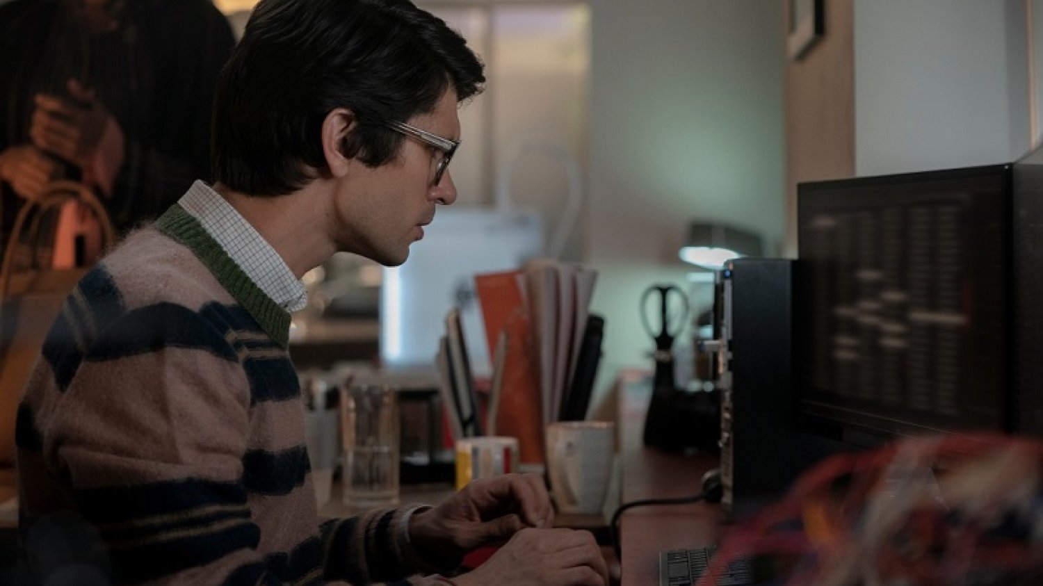 Ben Whishaw jako Q w filmie "Nie czas umierać". Na nadgarstku specjalnie zaprojektowany zegarek Swatch