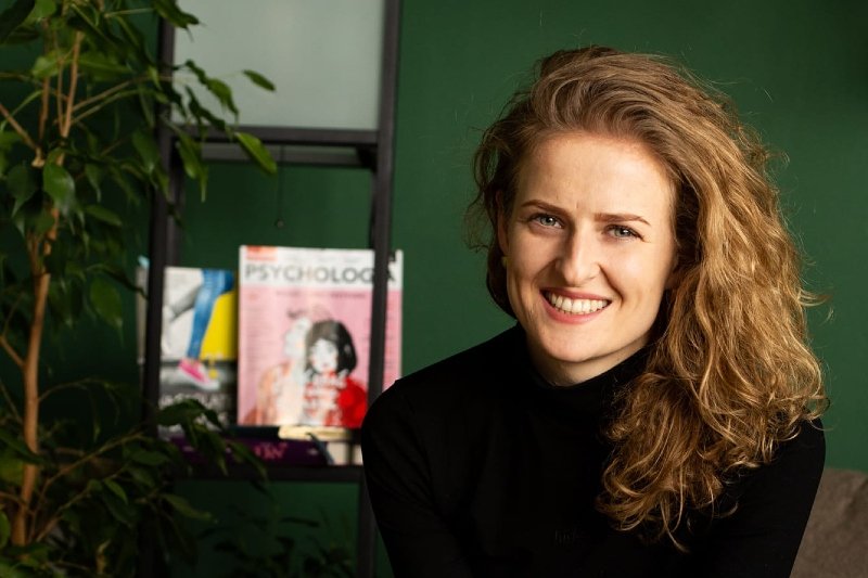 Wiktoria Dróżka, psycholog, socjolog, psychoterapeuta systemowy ze szczególnym uwzględnieniem par i rodzin. Zajmuje się także samoakceptacją, chorobami, stratami, kryzysem, przemocą, DDA, DDD, trudnościami w relacjach interpersonalnych
