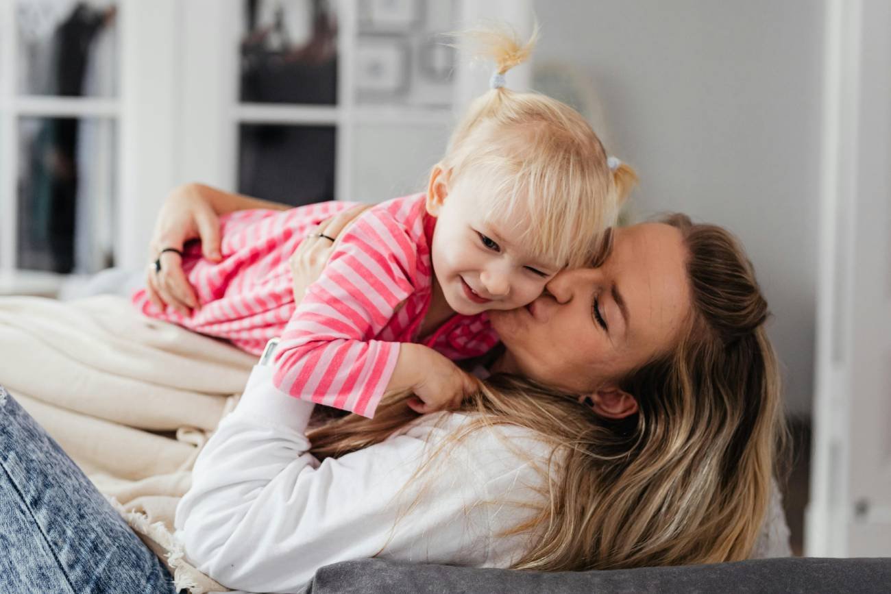 Kobieta przytula się z córką. Kobieta przytula się z córką.