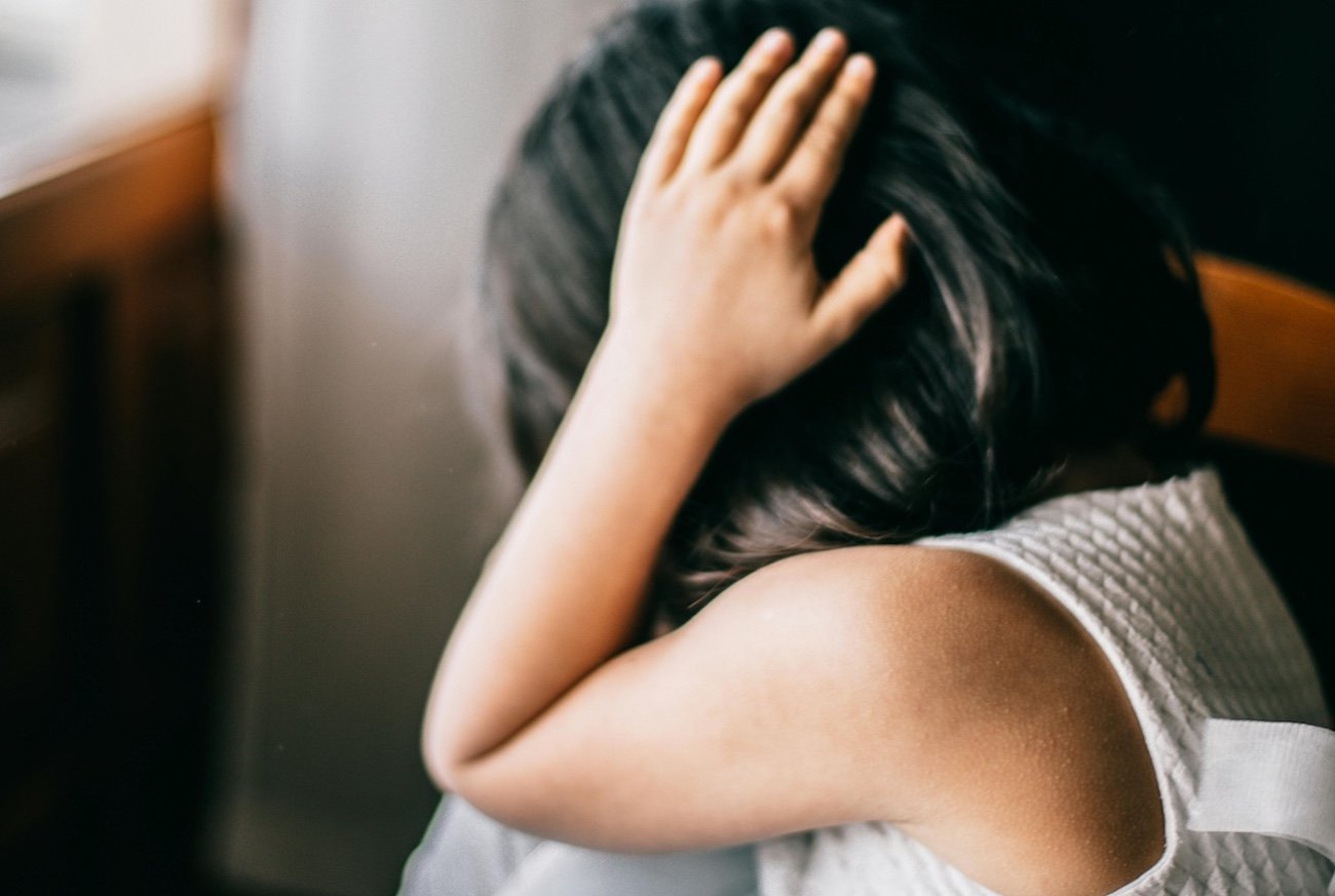 Pierwszym krokiem w radzeniu sobie z emocjami dziecka jest autentyczne słuchanie i rozpoznanie tego, co dziecko czuje.