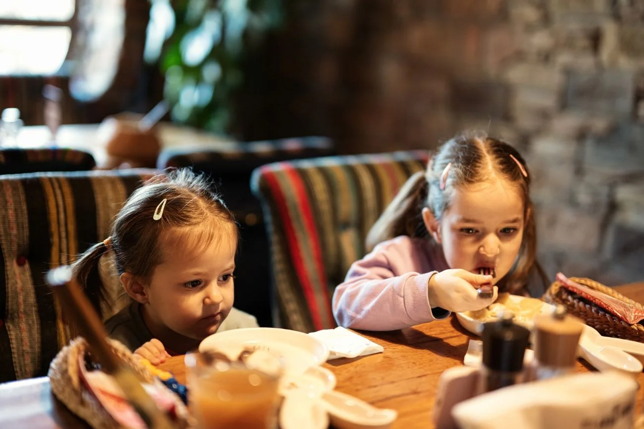 dzieci w restauracji