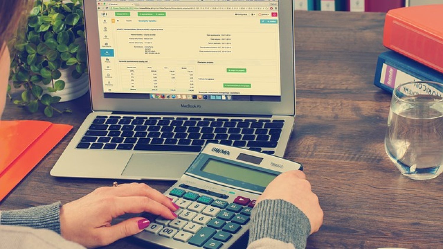 Fot. Pixabay / [url=https://pixabay.com/en/bookkeeping-accounting-taxes-615384/]Firmbee[/url] / [url=https://pixabay.com/en/service/terms/#usage]CC0 Public Domain[/url]