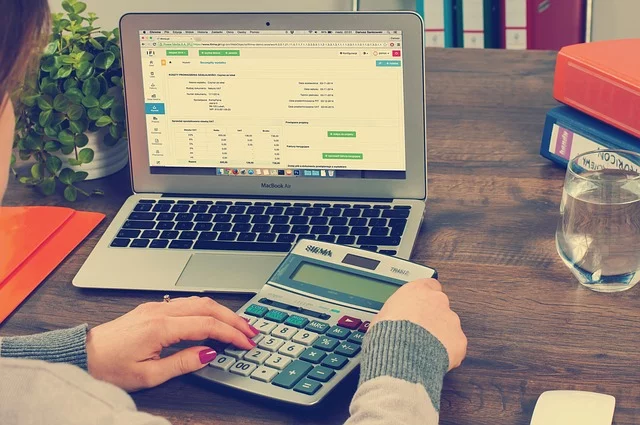 Fot. Pixabay / [url=https://pixabay.com/en/bookkeeping-accounting-taxes-615384/]Firmbee[/url] / [url=https://pixabay.com/en/service/terms/#usage]CC0 Public Domain[/url]