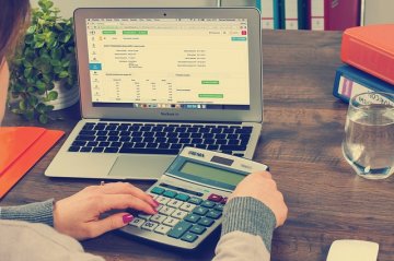 Fot. Pixabay / [url=https://pixabay.com/en/bookkeeping-accounting-taxes-615384/]Firmbee[/url] / [url=https://pixabay.com/en/service/terms/#usage]CC0 Public Domain[/url]