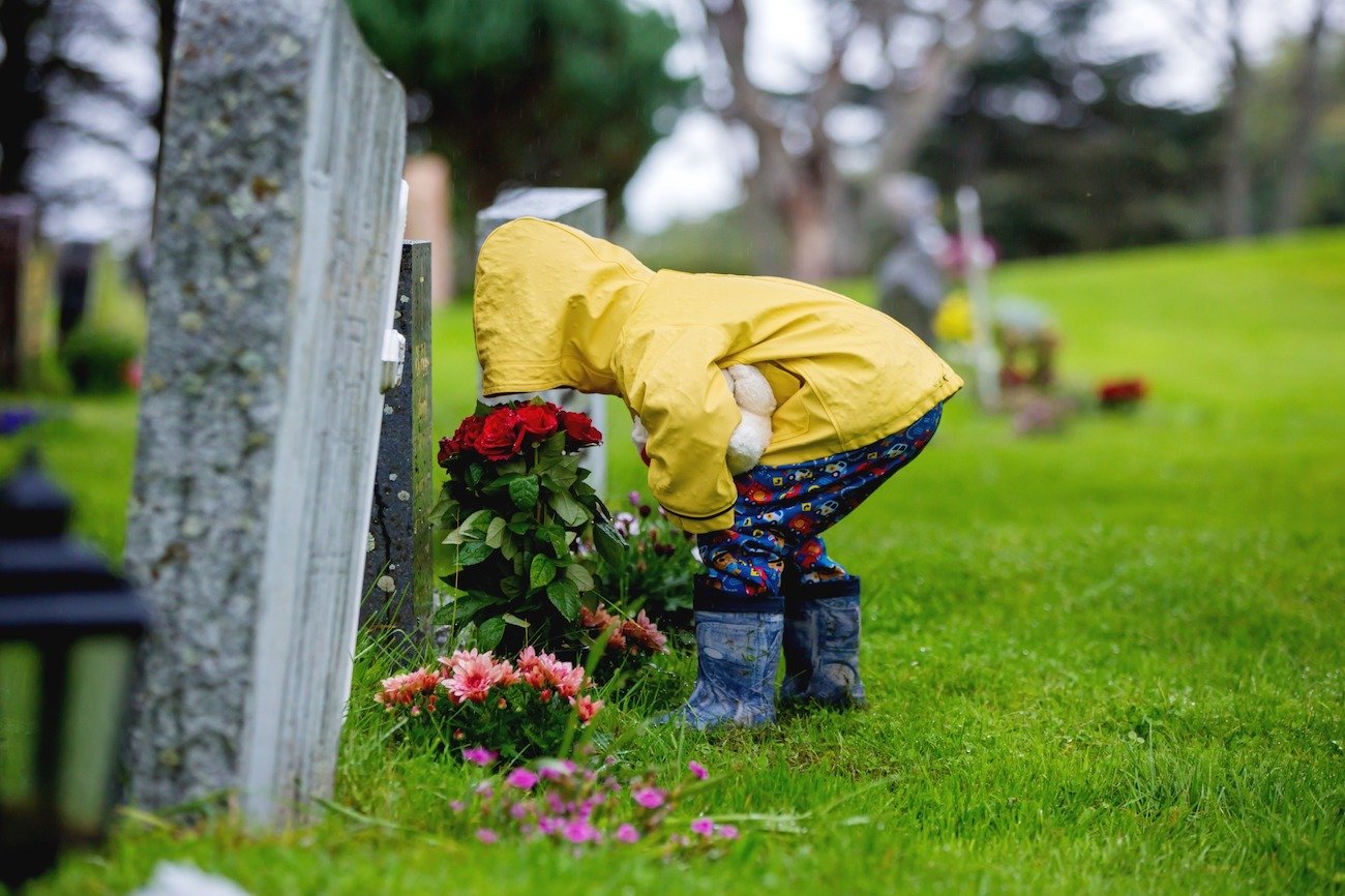 dziecko na cmentarzu