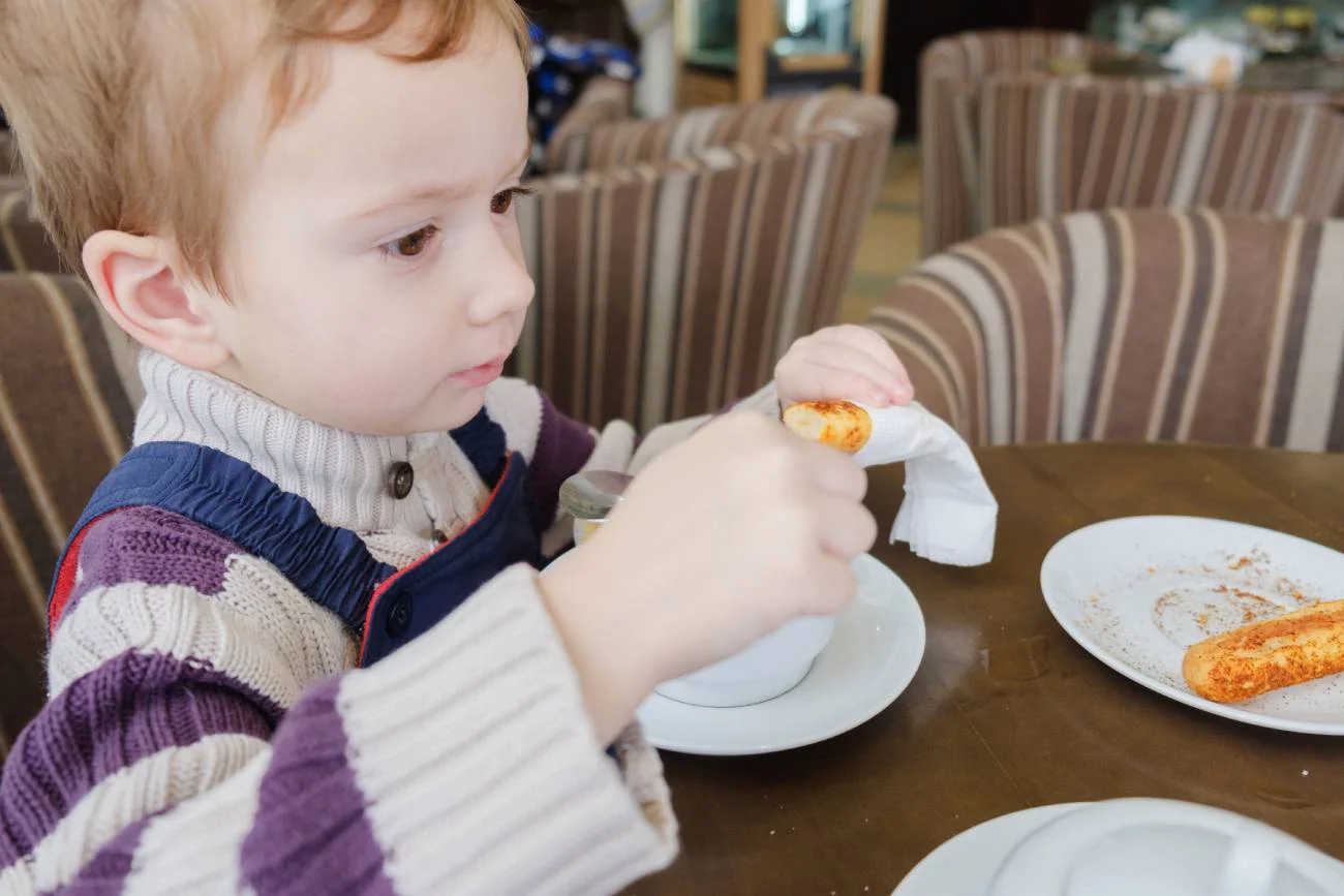 Mały chłopiec w restauracji