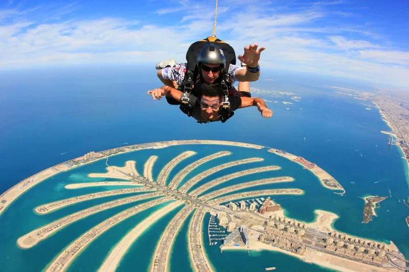 Pełne adrenaliny skoki nad wyspą Palma Dżamira oferuje centrum skoków spadochronowych Skydive Dubai