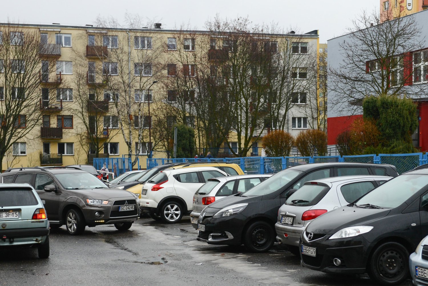 "To jest parkowanie grozy! Przejechała mi po stopach". Dantejskie sceny przed szkołami