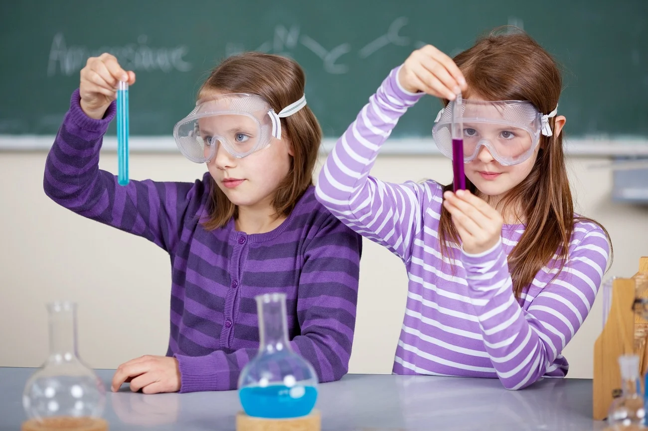 dzieci robią chemiczne eksperymenty