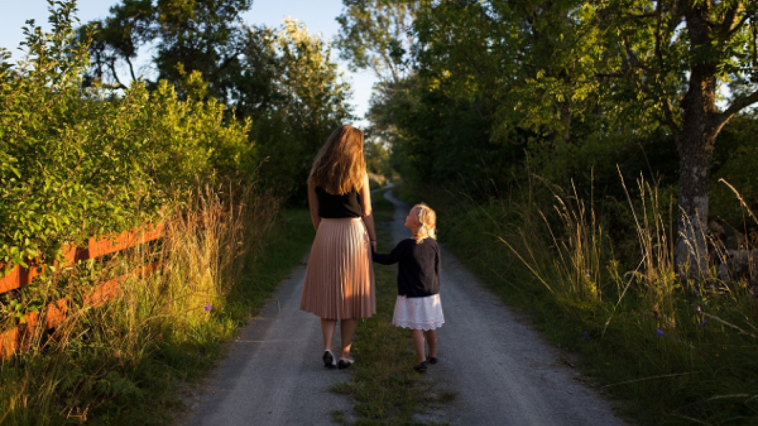 Fot. Pexels / [url=https://www.pexels.com/photo/sisters-walking-nature-road-25946/]unsplash.com[/url]/[url=https://www.pexels.com/photo-license/]CC0 License[/url]