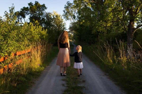 Fot. Pexels / [url=https://www.pexels.com/photo/sisters-walking-nature-road-25946/]unsplash.com[/url]/[url=https://www.pexels.com/photo-license/]CC0 License[/url]