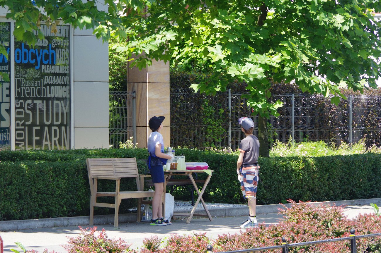 dzieci sprzedają lemoniadę