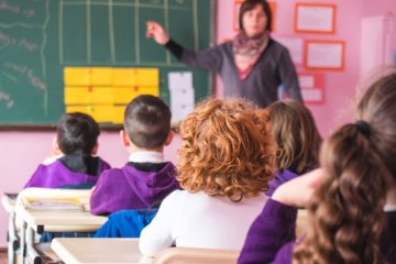 nauczycielka prowadzi lekcję w klasie