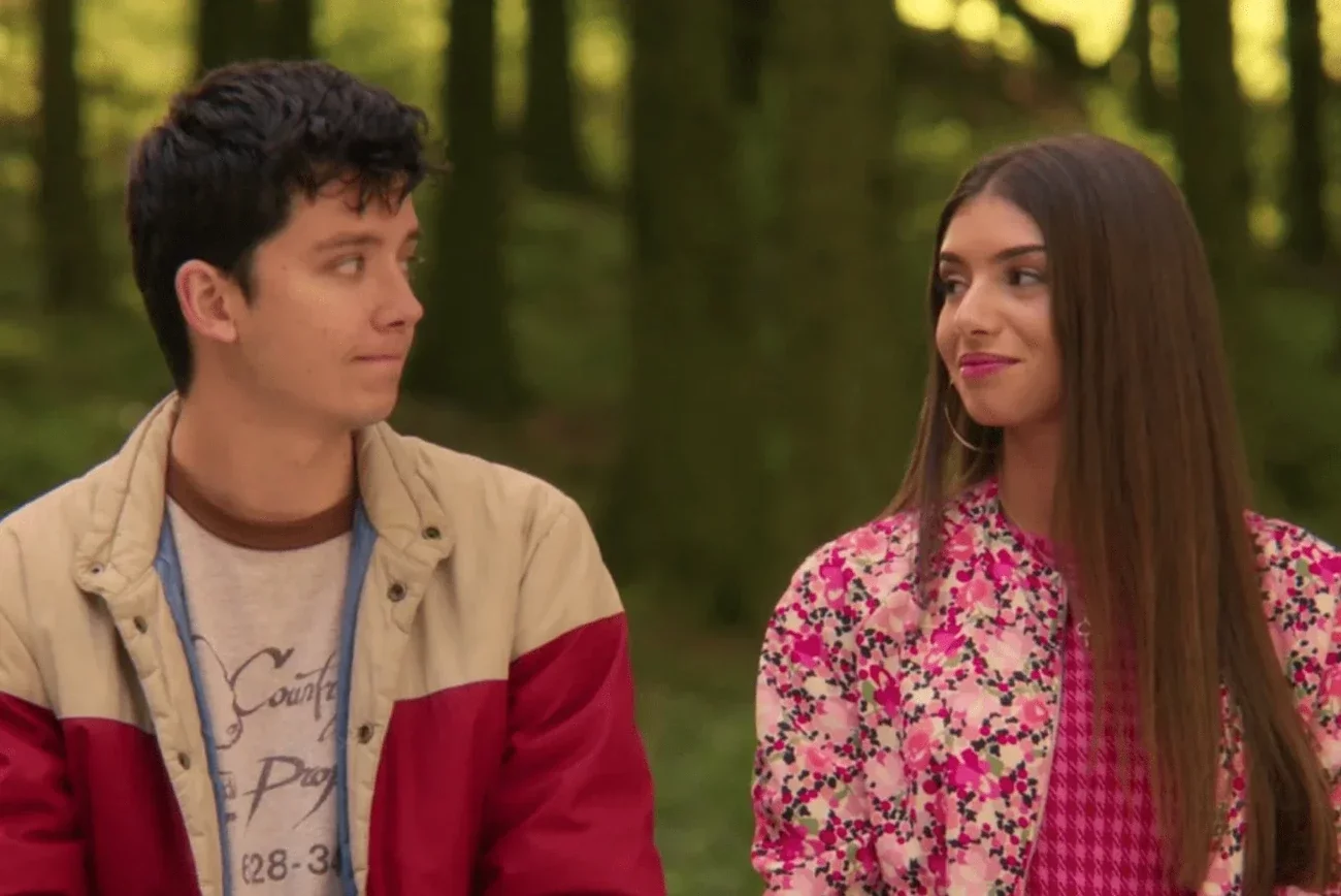 Kadr z serialu "Sex education", seks, nastolatki, wakacje