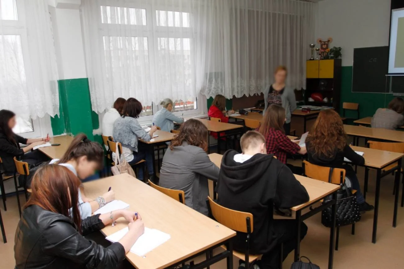 nauczycielka z uczniami na lekcji w klasie