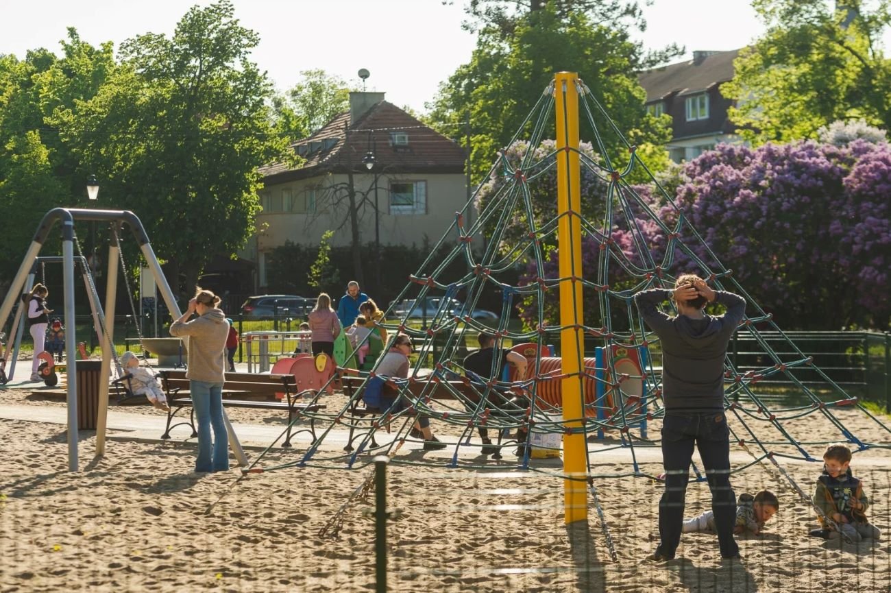 kłótnia dzieci na placu zabaw