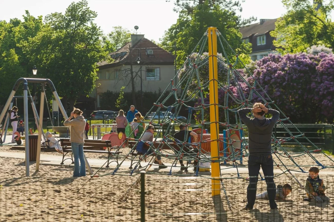 kłótnia dzieci na placu zabaw