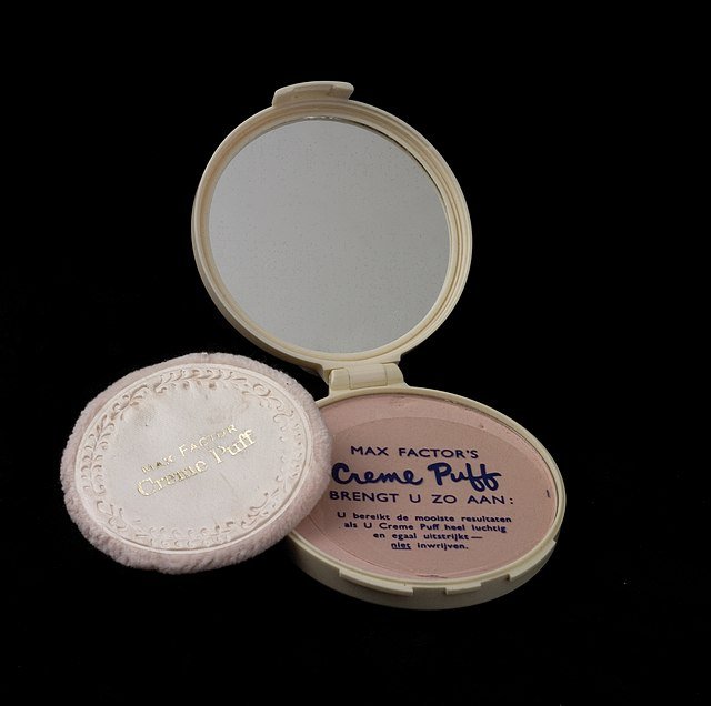 Pierwszy puder Creme Puff marki Max Factor.