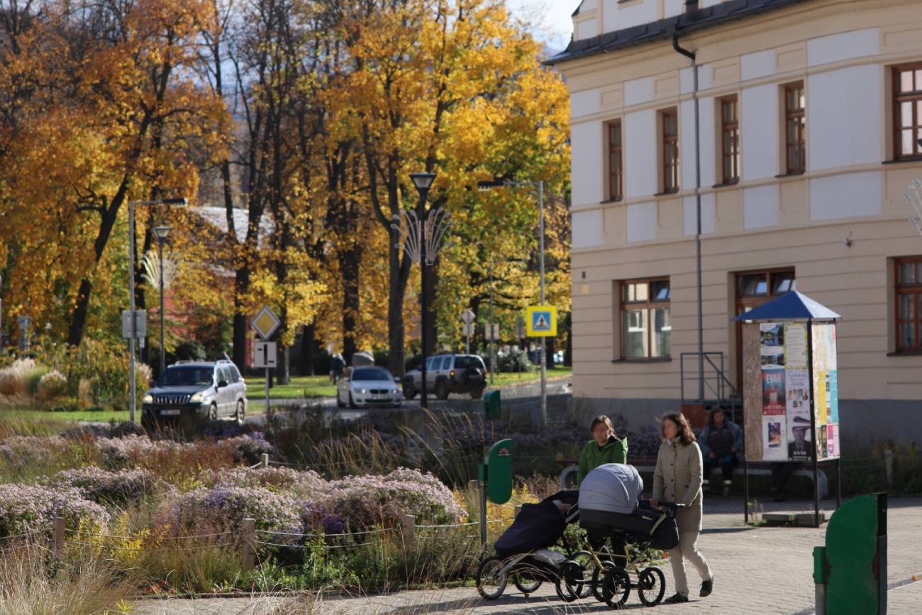 Matki na spacerze z dziećmi w wózkach.