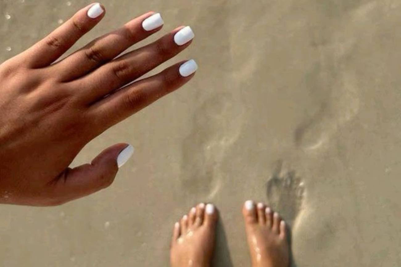 Kokosowe paznokcie to apetyczny trend na lato. Nic tak nie podkreśli opalenizny
