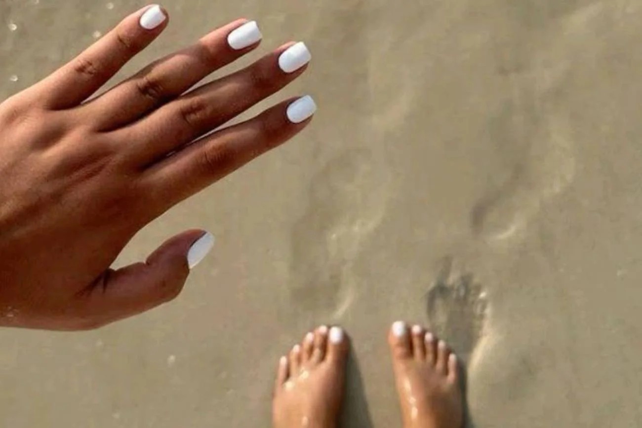 Coconut milk nails – hitowy trend w manicure na lato 2025
