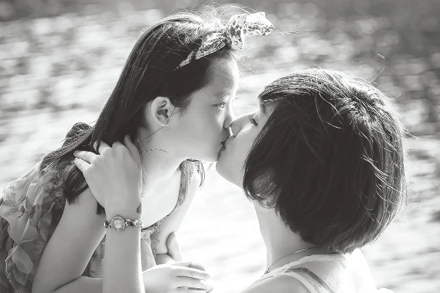 Fot. Pixabay / [url=https://pixabay.com/en/mother-child-daughter-love-kiss-437970/]Takmeomeo[/url] / [url=https://pixabay.com/en/service/terms/#download_terms]CC0 Public Domain[/url]