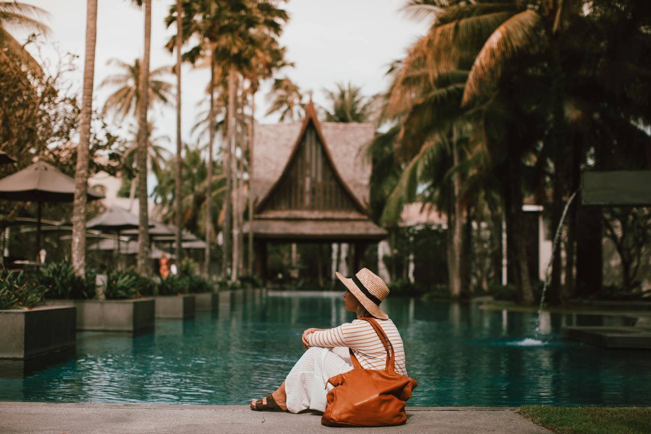 Kobieta na wakacjach all inclusive odpoczywa w basenie.