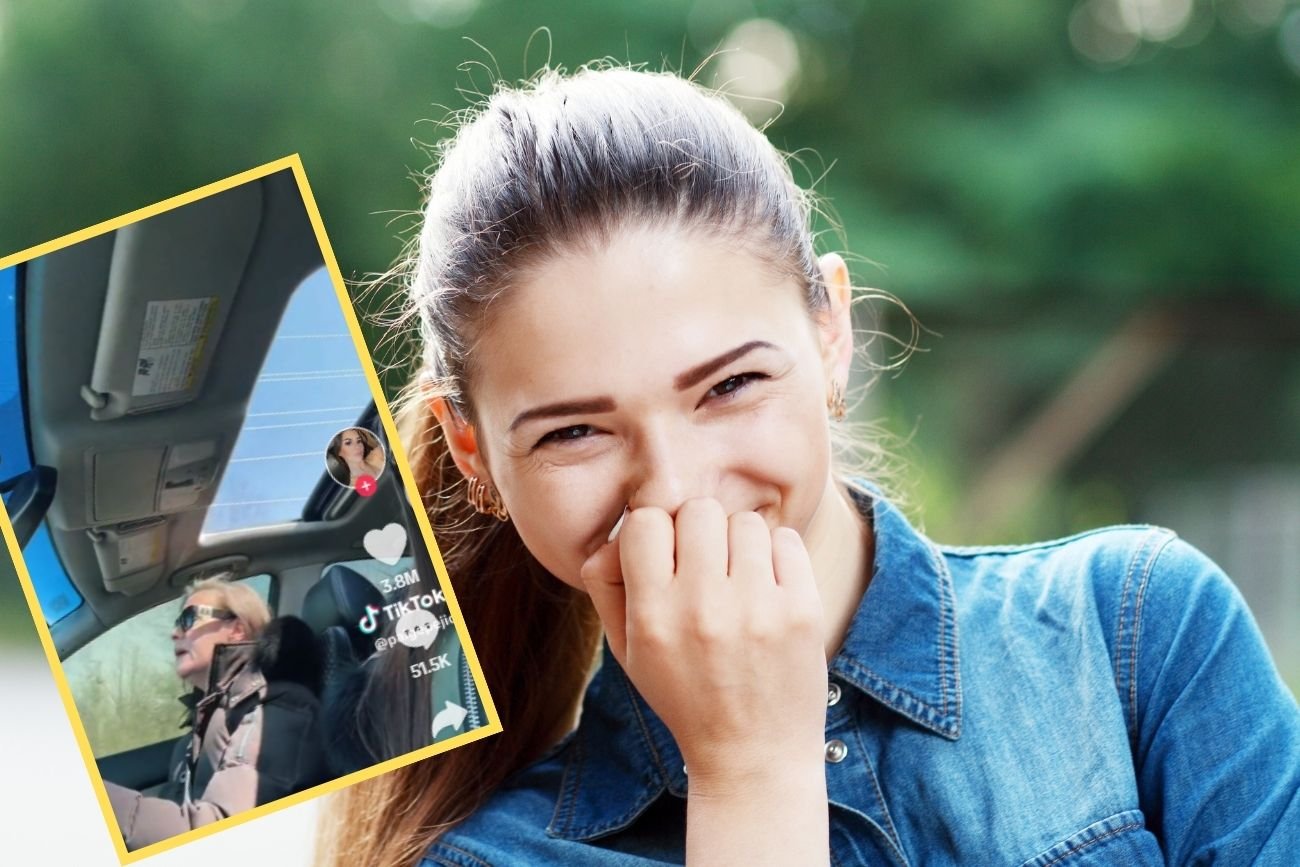 Młoda kobieta śmieje się, zakrywając usta