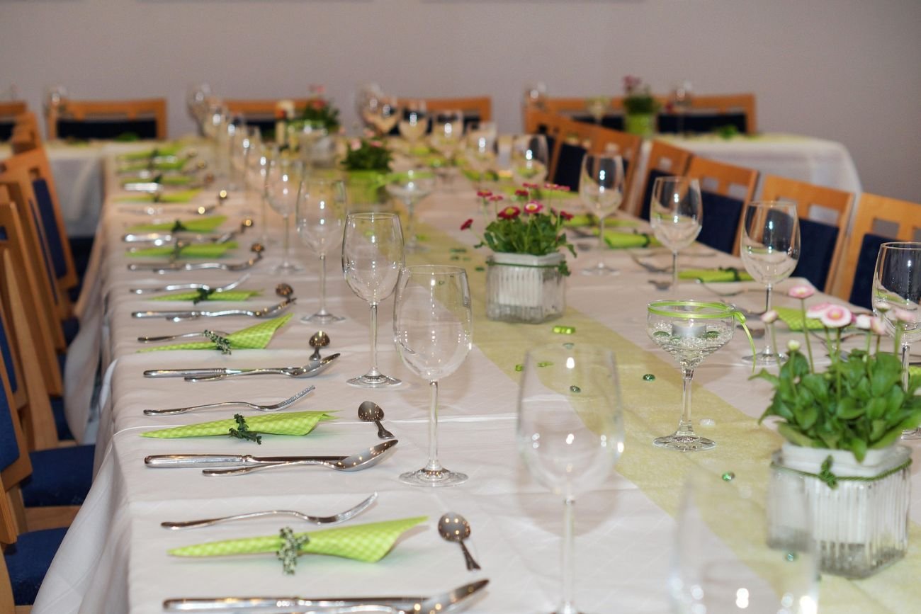 stół przygotowany na przyjęcie z okazji pierwszej komunii