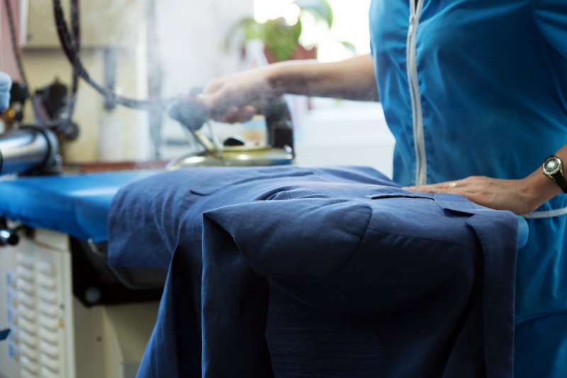 Wiele osób wskazuje prasowanie jako swój najmniej lubiany obowiązek domowy