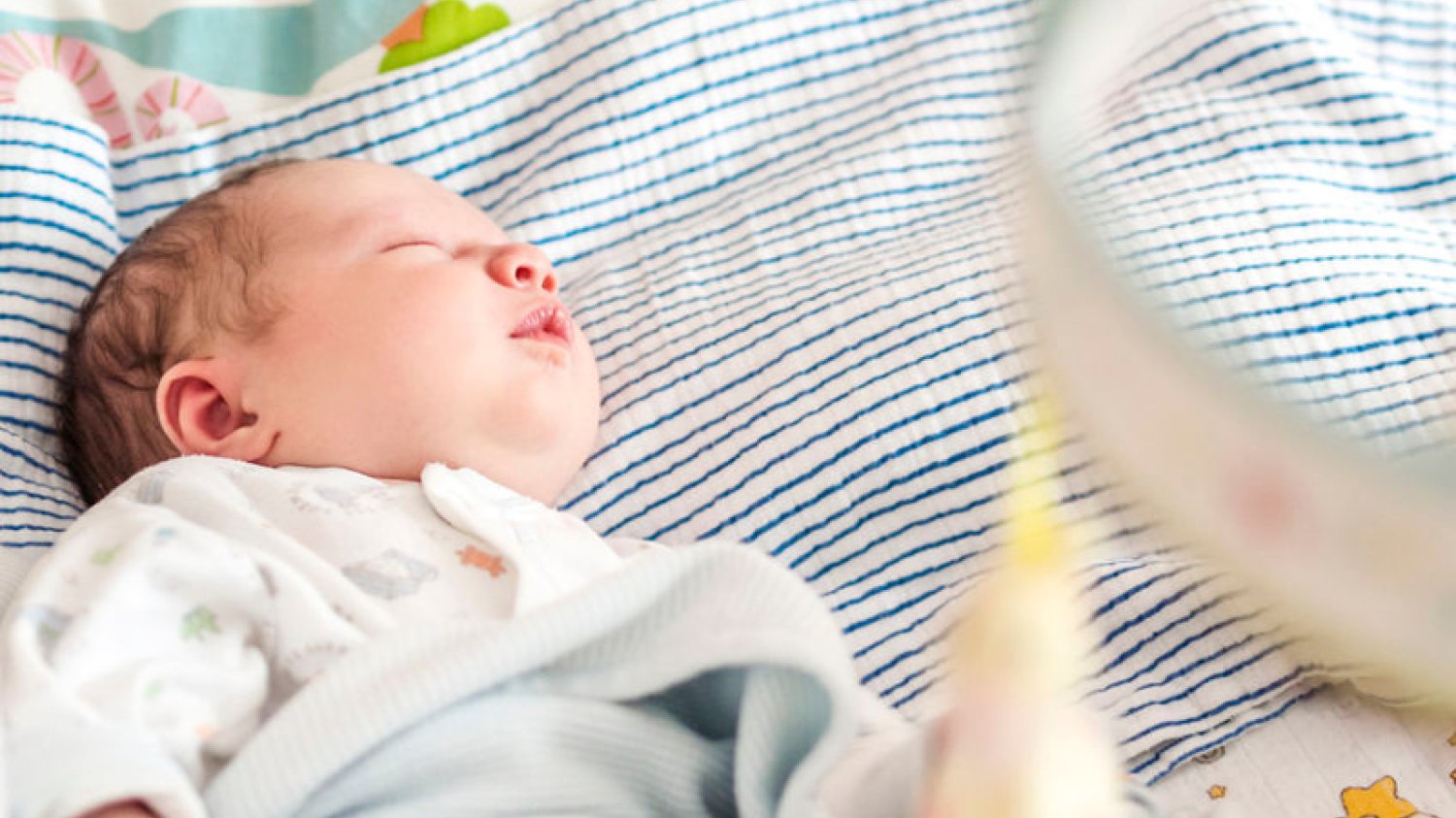 Związek między karmieniem piersią a  zespołem nagłej śmierci łóżeczkowej (SIDS).
