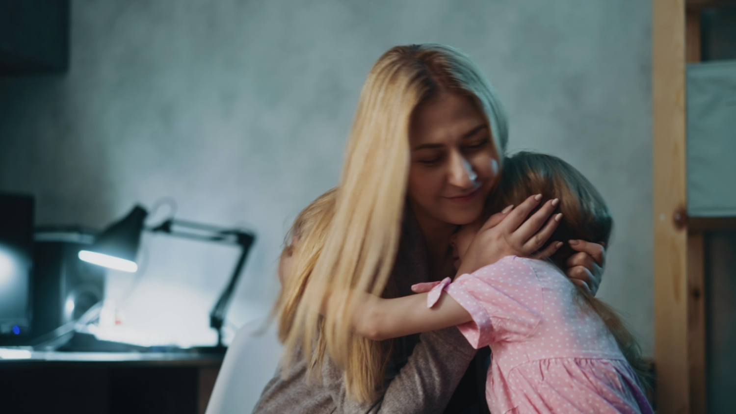 Dziecko nie chce się przytulać. To może być bardzo istotny komunikat