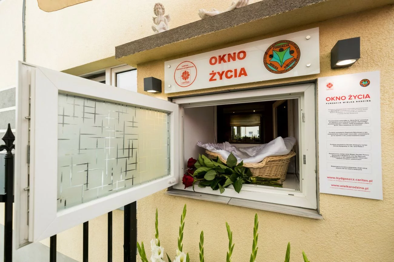 okno życia umożliwia matce oddanie dziecka anonimowo